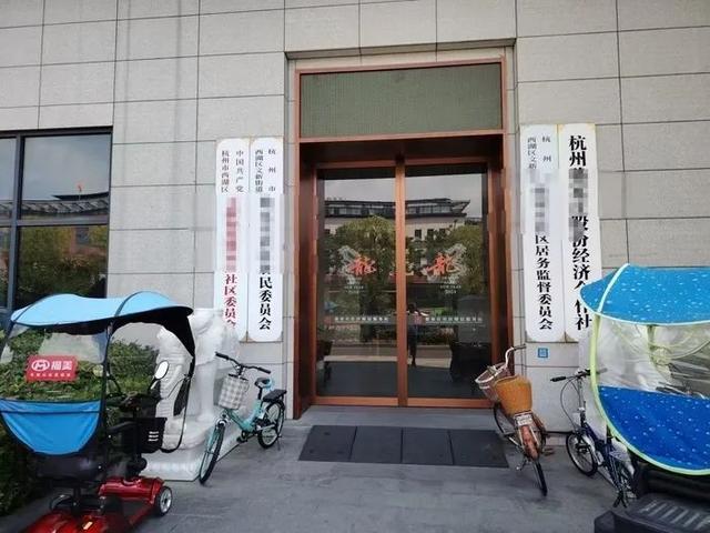 超市老板娘疑因衣着暴露被举报 超市已暂停营业 当地回应 律师：穿衣自由不在于“穿什么” 而在于穿的场合！