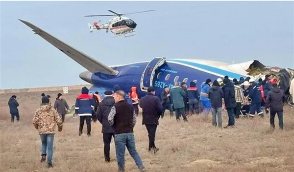 阿塞拜疆航空坠机事故现场多角度画面浮现 原因可能是与鸟群相撞