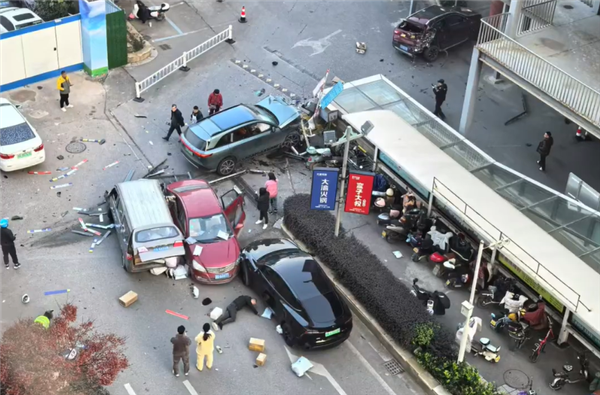 一小鹏G9出地库时疑因误踩油门横冲直撞：撞毁闸机和多辆车